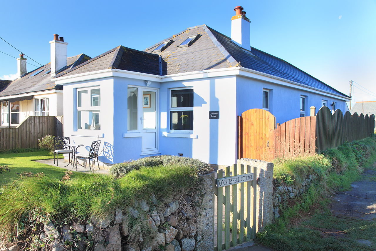 Cockleshell Cottage, with easy access to Lizard village, Cornwall
