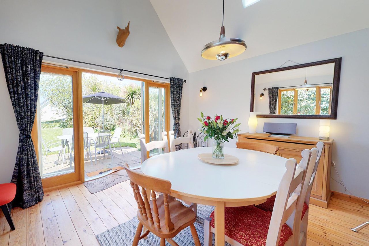 Camellia Cottage, Lizard